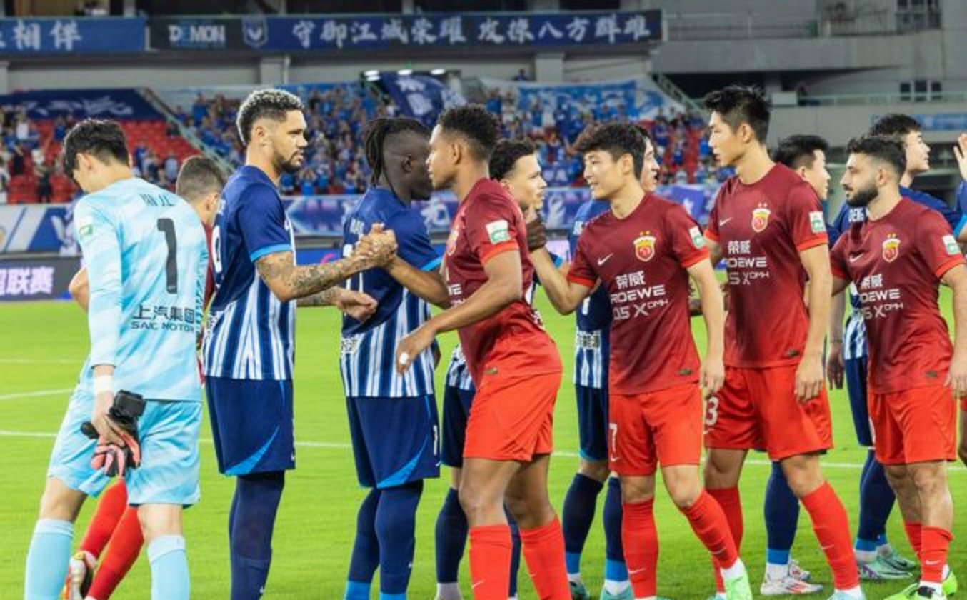 集结日武汉三镇调整名单以备CBA常规赛；官宣签约环节打磨；质疑声仍在；轮换策略成焦点的简单介绍