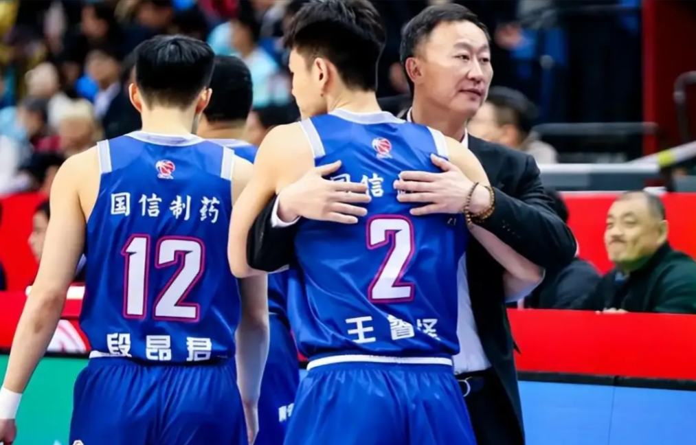 CBA季后赛窗口期再迎强敌，山东男篮内部沟通，主帅态度——引发热议，数据趋势出现新变化的简单介绍