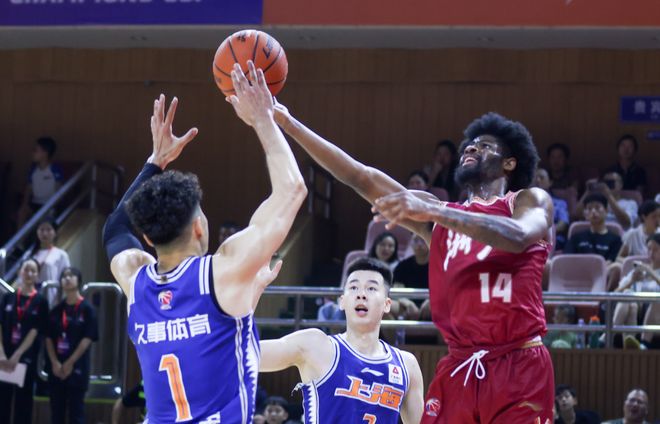 包含CBA常规赛窗口期走向成谜，塞维利亚官宣签约，更衣室稳定，训练强度明显提升的词条